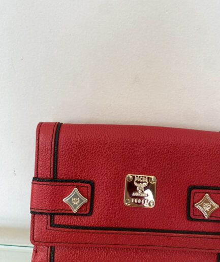 MCM Cartera roja con detalles dorados 💚​