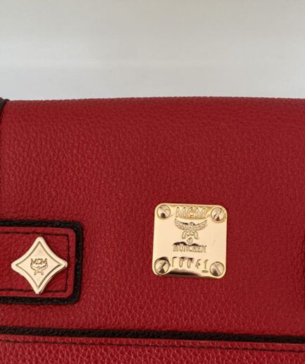 MCM Cartera roja con detalles dorados 💚​
