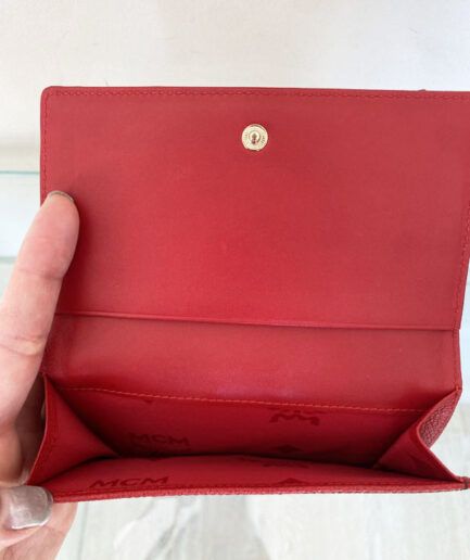 MCM Cartera roja con detalles dorados 💚​