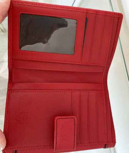 MCM Cartera roja con detalles dorados 💚​
