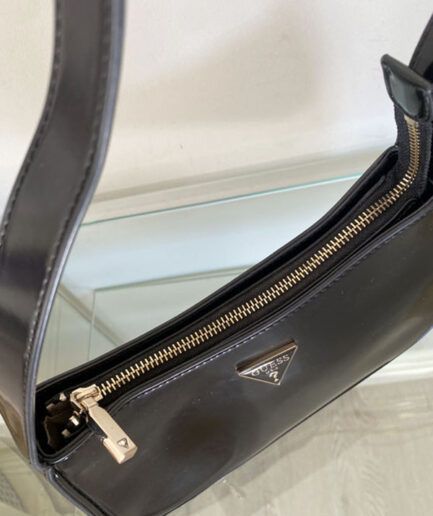 Guess Bolso de charol negro
