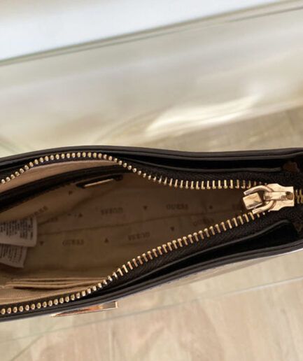 Guess Bolso de charol negro
