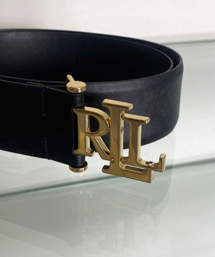 RALPH LAUREN cinturón negro con hebilla dorada.