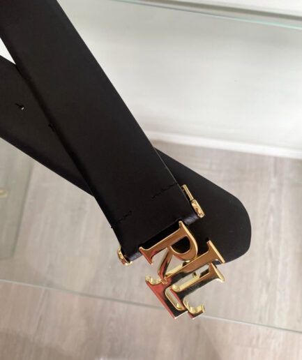 RALPH LAUREN cinturón negro con hebilla dorada.