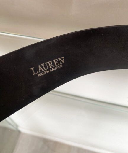 RALPH LAUREN cinturón negro con hebilla dorada.