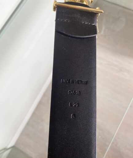 RALPH LAUREN cinturón negro con hebilla dorada.