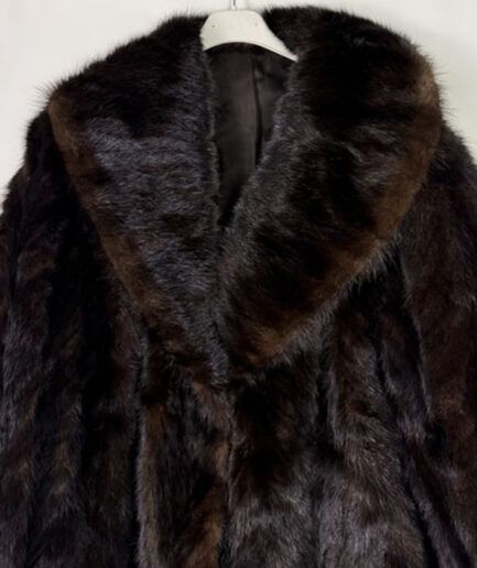 Abrigo de lomo de visón con cuello extra grande. (T.42-44)