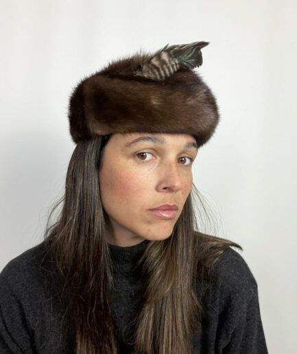 VINTAGE Gorro de visón estilo pillbox con pluma.