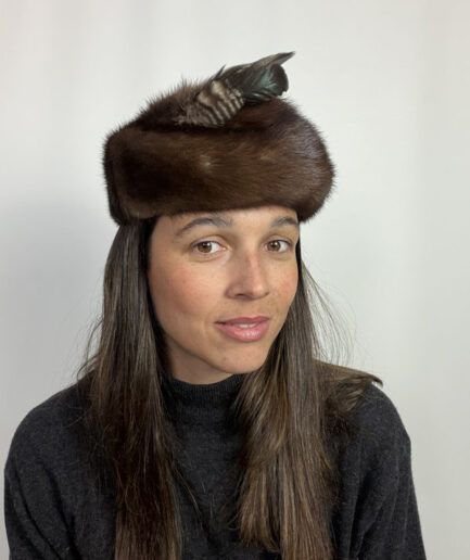VINTAGE Gorro de visón estilo pillbox con pluma.