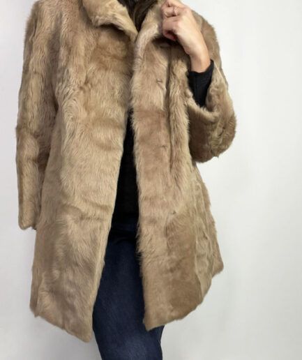 Abrigo de cordero color beige (T.40)
