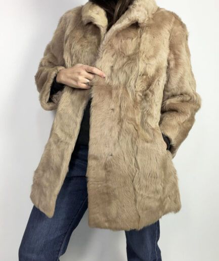 Abrigo de cordero color beige (T.40)
