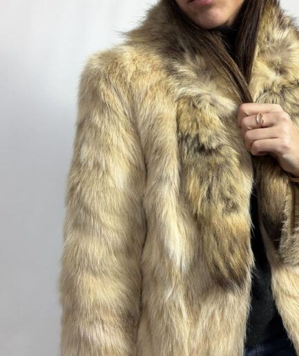 Abrigo de piel de zorro beige en espiga. (T.38)