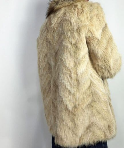 Abrigo de piel de zorro beige en espiga. (T.38)