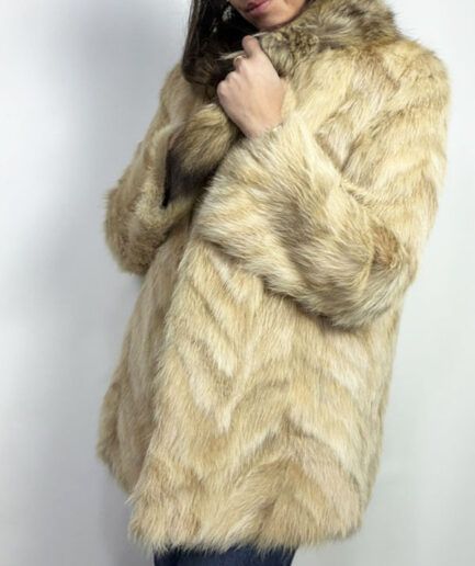 Abrigo de piel de zorro beige en espiga. (T.38)
