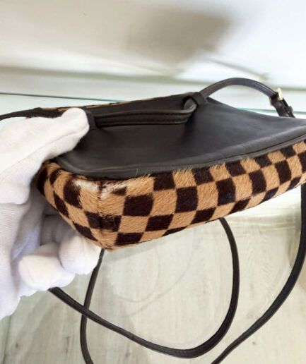 LOUIS VUITTON bandolera Gazelle en piel de potro